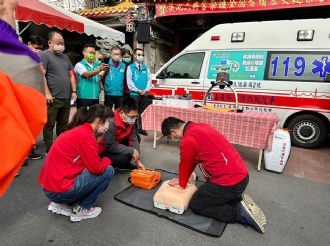 溪北六興宮捐贈新港分隊自動心肺復甦機