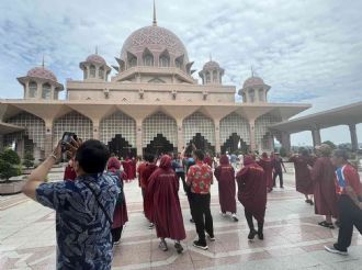 第五天：回教聖地粉紅清真寺是當地地標。